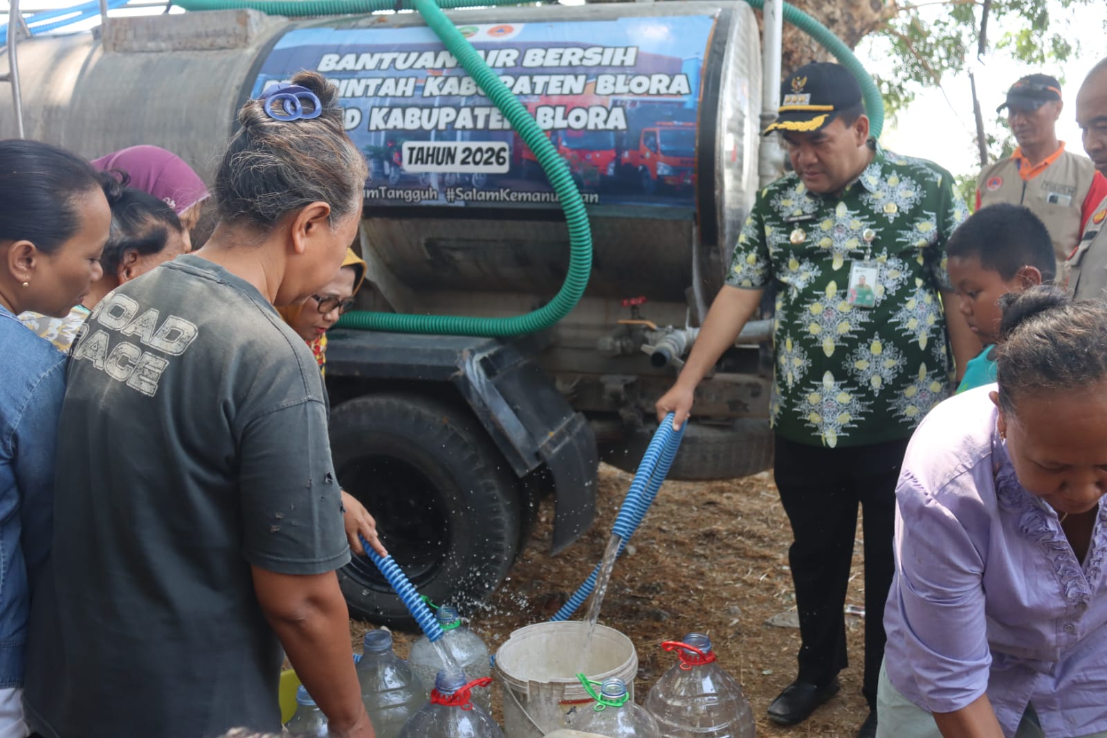 Kemarau Panjang, Bupati Blora Salurkan 10 Tangki Air ke Warga Pilang dan Pengkoljagong