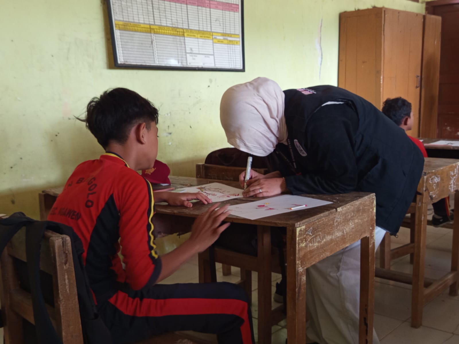 KKN UNS Kembali Ajarkan Aksara Jawa di SD Bergolo, Siswa Belajar Sandhangan dan Pasangan